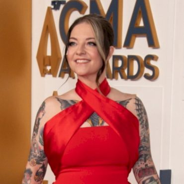 ever-noticed-ashley-mcbryde’s-“be-brave”-tattoo?-there’s-a-life-inspired-story-behind-that
