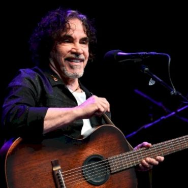 john-oates’-new-music-represents-who-he-is-now:-“i-don’t-want-to-be-that-’80s-guy”