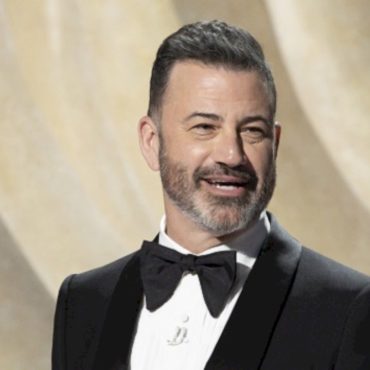 after-another-trump-diss,-jimmy-kimmel-says-he’s-thinking-about-hosting-the-oscars-again