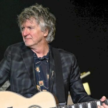 crowded-house’s-neil-finn-reflects-on-his-time-with-fleetwood-mac