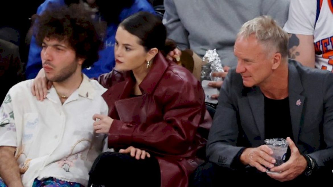 selena-gomez-and-‘only-murders’-guest-star-sting-have-courtside-reunion