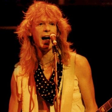 def-leppard-pays-tribute-to-guitarist-steve-clark-on-what-would-have-been-his-64th-birthday