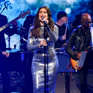 idina-menzel-announces-tour-including-broadway-hits-from-‘wicked,’-‘rent’-and-more