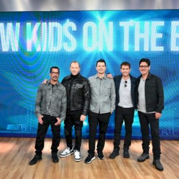 new-kids-on-the-block-release-new-song-to-celebrate-nkotb-day,-offer-ticket-deal