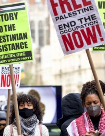 jewish-student-protesters-celebrate-passover-seder-in-encampments