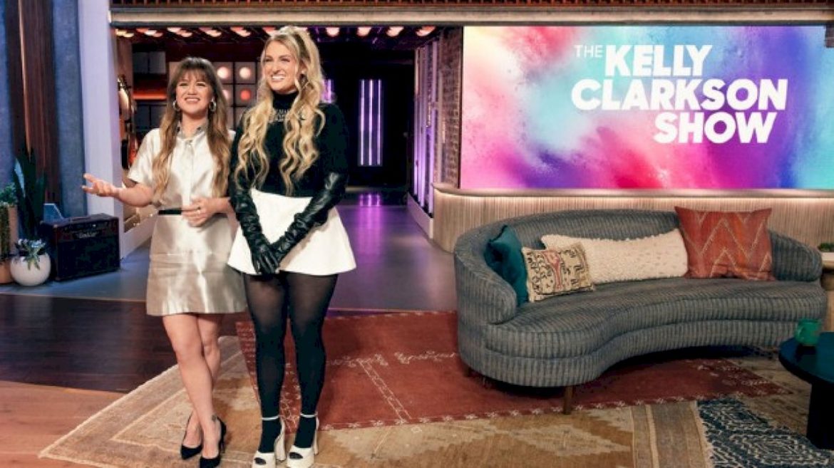kelly-clarkson-tells-meghan-trainor-what-*not*-to-do-while-touring-with-two-kids