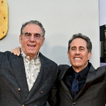 “hey,-buddy!”-reclusive-‘seinfeld’-star-michael-richards-supports-jerry-at-‘unfrosted’-premiere