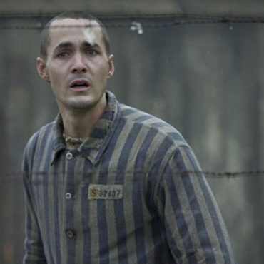 ‘the-tattooist-of-auschwitz’s’-jonah-hauer-king-on-the-drama’s-timeless-message
