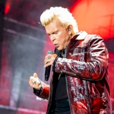 billy-idol-says-it’s-“lovely”-being-a-rock-star-granddad