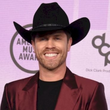dustin-lynch’s-pool-situation-returns-for-second-year