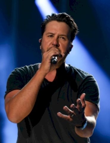farm-tour’s-more-than-a-concert-for-luke-bryan:-“we’re-helping-people-feed-americans”