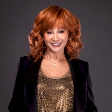 reba-mcentire-teases-“big-production”-for-her-acm-awards-performance