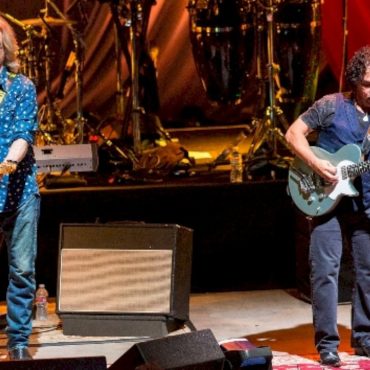 john-oates-opens-up-about-legal-battle-with-daryl-hall-over-joint-business