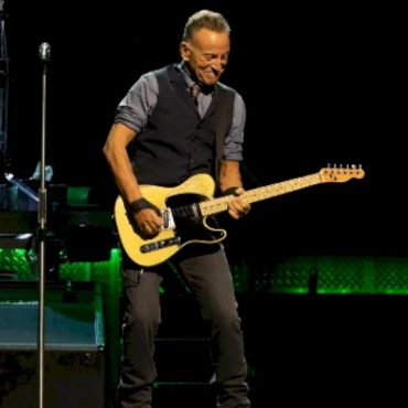 bruce-springsteen-releases-songs-from-around-the-world,-volume-2-live-playlist