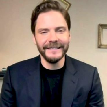 daniel-bruhl-on-bringing-hulu’s-‘becoming-karl-lagerfeld’-to-cannes-and-beyond