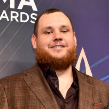luke-combs-talks-‘fathers-&-sons’-+-prioritizing-tex-and-beau’s-happiness