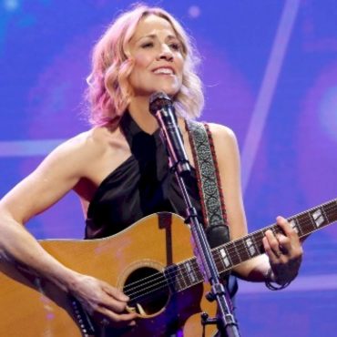 sheryl-crow-decries-drake’s-use-of-ai-as-“hateful,”-claims-she-“blew”-her-chance-to-join-fleetwood-mac