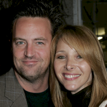 lisa-kudrow-says-she’s-rewatching-‘friends’-for-matthew-perry
