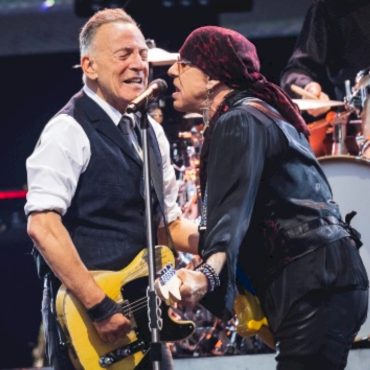 stevie-van-zandt-on-friendship-with-bruce-springsteen:-“that-isn’t-an-act”