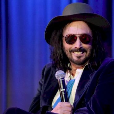 mike-campbell-on-performing-tom-petty-songs-in-concert:-“it’s-a-spiritual-thing”