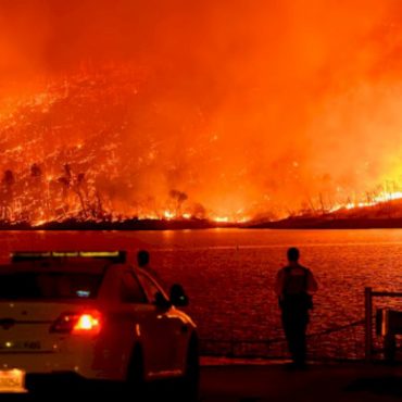 three-firefighters-injured-battling-thompson-wildfire-in-california,-cal-fire-says
