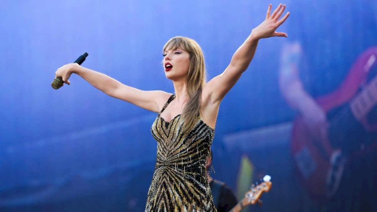 Taylor Swift stays at number 1 for the twelfth time and wins the Kids’ Choice Awards