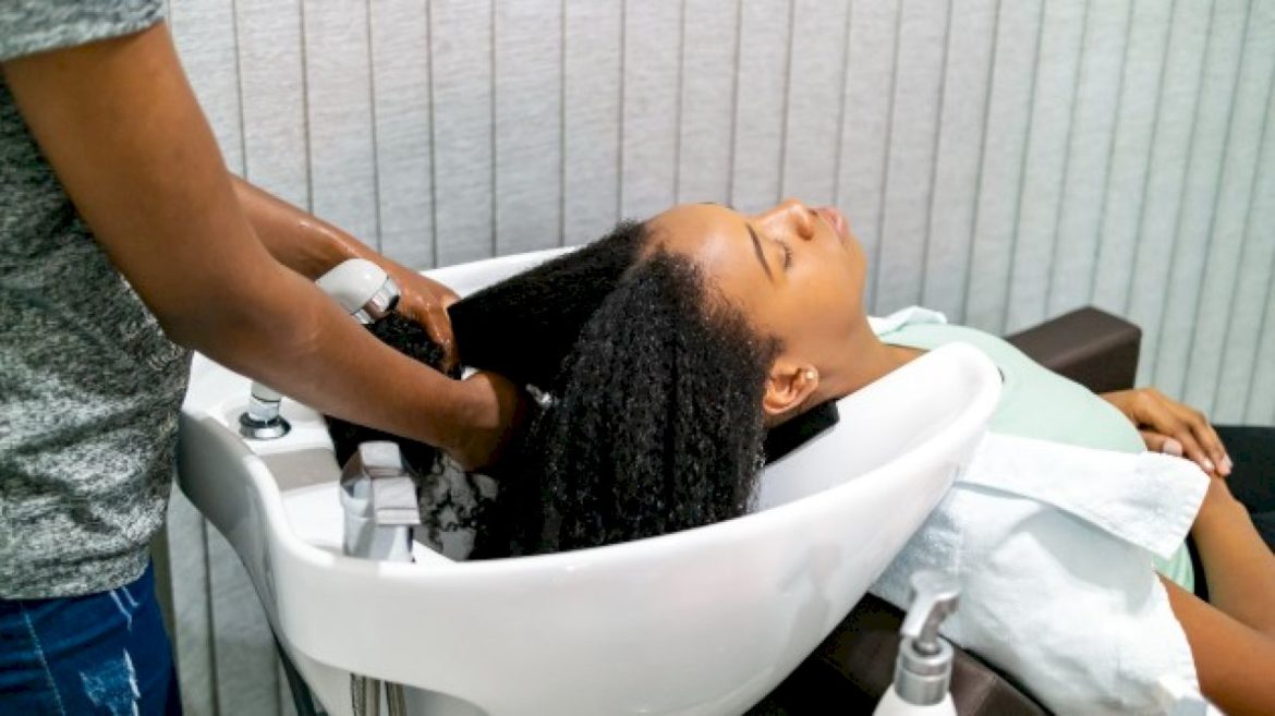 as-fda-delays-proposal-to-ban-formaldehyde-in-hair-relaxers,-dermatologist-shares-safety-tips-for-women
