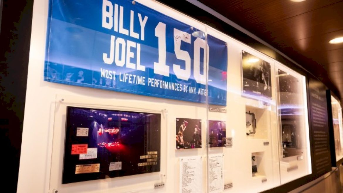 billy-joel’s-final-msg-residency-show-celebrated-with-special-exhibit,-merch-and-food