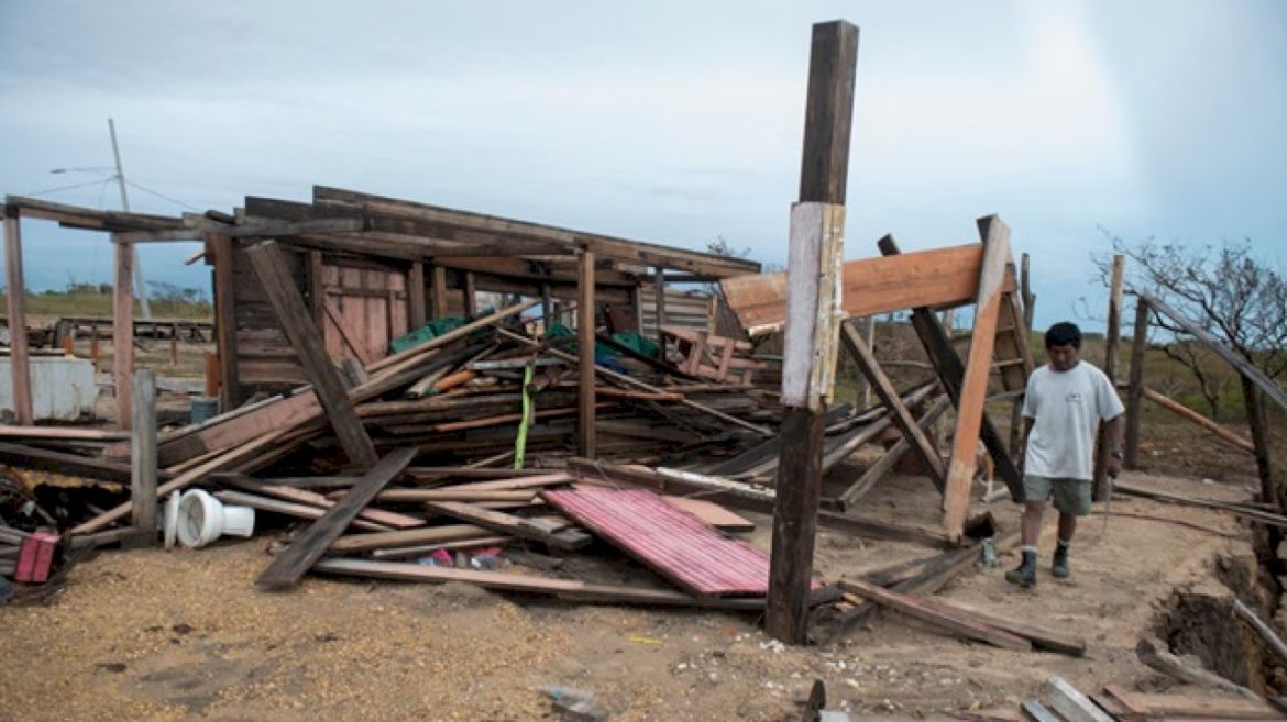 ernesto-weakens-to-tropical-storm-after-lashing-bermuda-as-hurricane