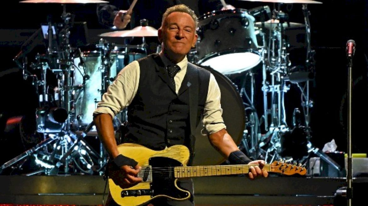 bruce-springsteen-pays-tribute-to-‘backstreets’-founder-charles-cross