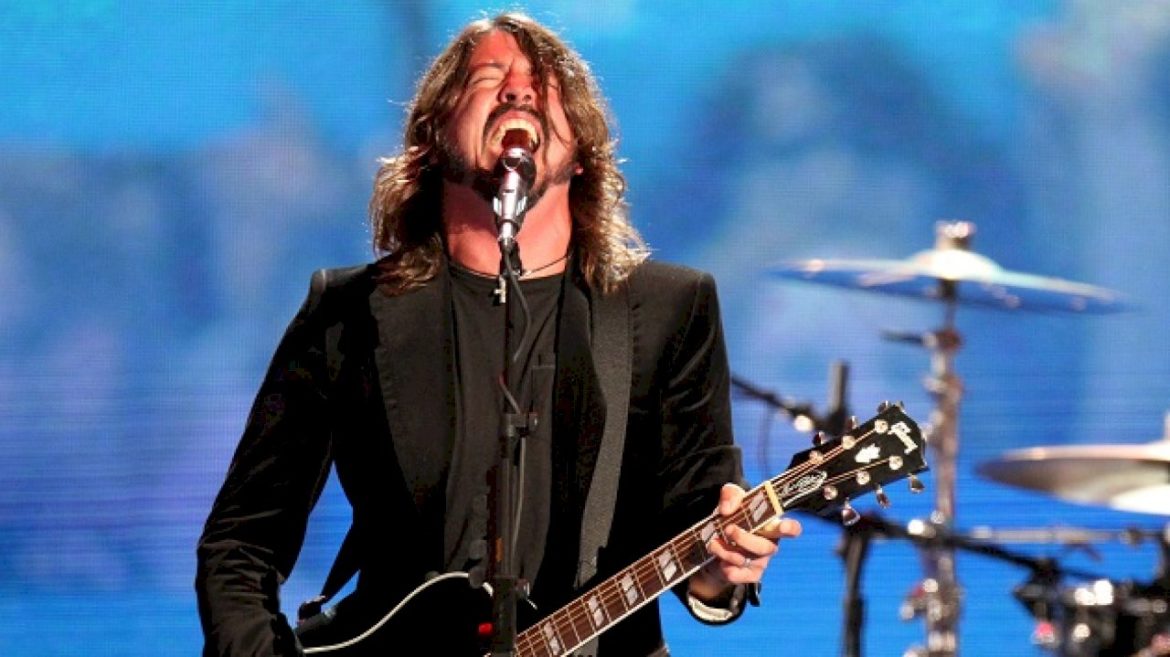 dave-grohl-dedicates-songs-to-krist-novoselic-&-mark-lanegan-at-foo-fighters-seattle-show