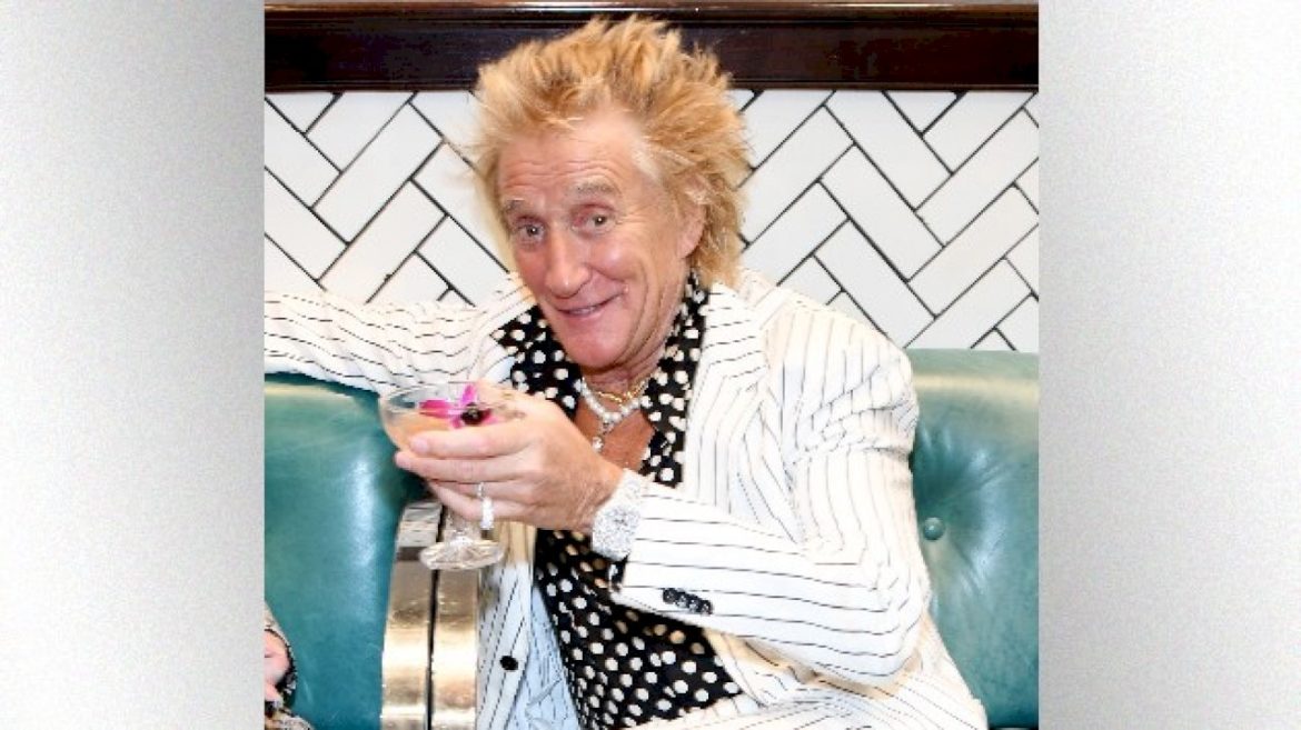 rod-stewart-assures-fans-that-he’s-“not-dying-as-far-as-i-know”