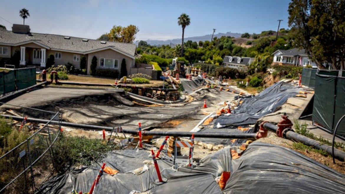 landslide-in-rancho-palos-verdes,-california,-threatens-homes,-prompts-evacuations