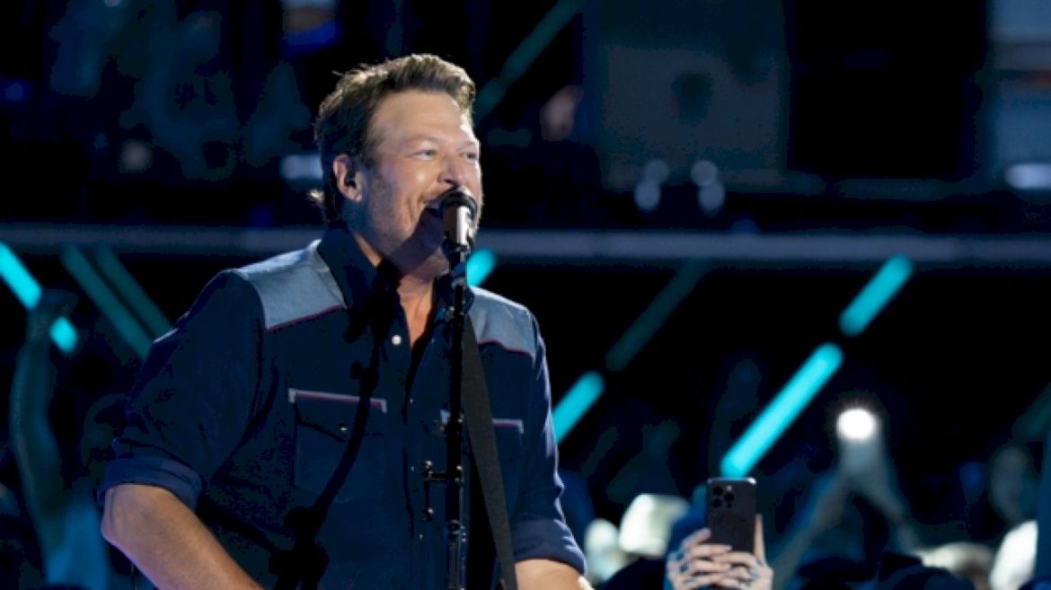 blake-shelton-announces-2025-friends-&-heroes-tour-with-craig-morgan,-trace-adkins-+-more