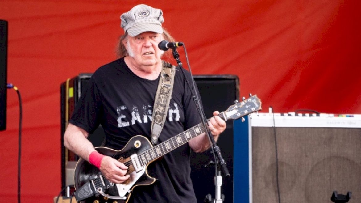 new-neil-young-documentary,-‘coastal’,-to-debut-at-the-woodstock-film-festival