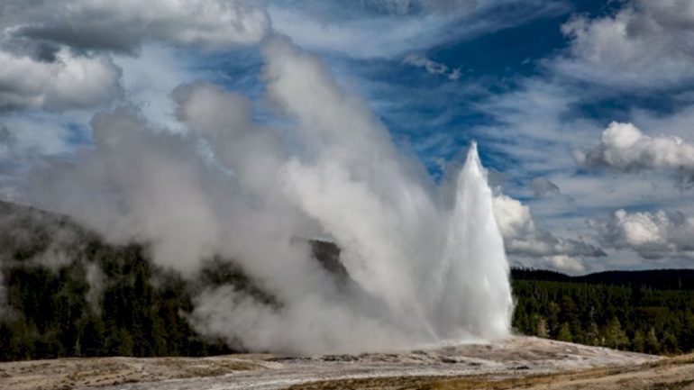 woman-suffers-burns-while-walking-off-trail-in-thermal-area-by-yellowstone’s-old-faithful