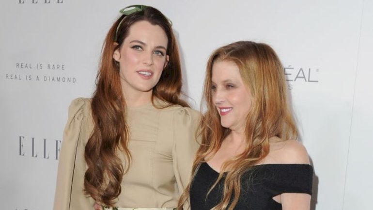 julia-roberts,-riley-keough-to-narrate-audiobook-of-lisa-marie-presley’s-memoir