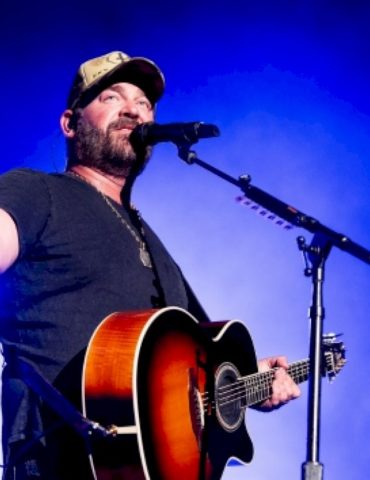 lee-brice-is-going-acoustic-in-2025