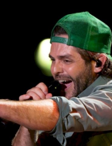 why-thomas-rhett-had-to-write-“beautiful-as-you”-+-more-songs-outside-of-nashville