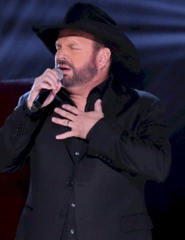 garth-brooks-accused-of-sexual-assault-and-battery-by-former-makeup-artist