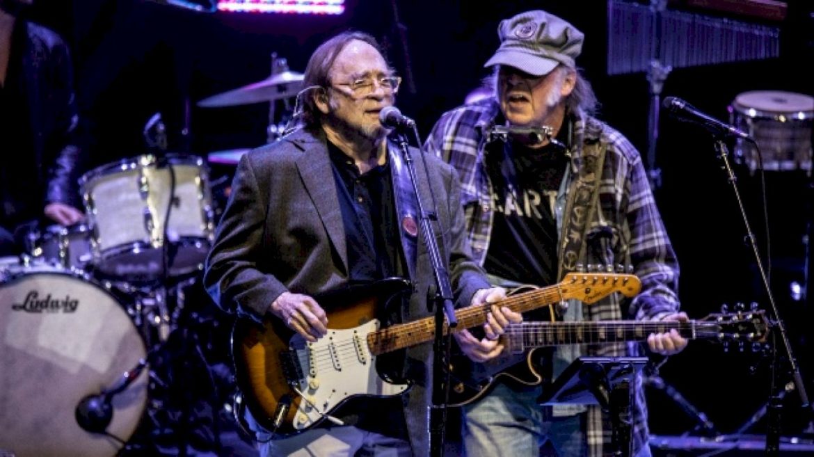 neil-young-&-stephen-stills-reunite-for-california-benefit-concert