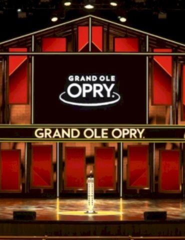 how-the-grand-ole-opry’s-celebrating-its-milestone-100th-birthday:-all-the-details