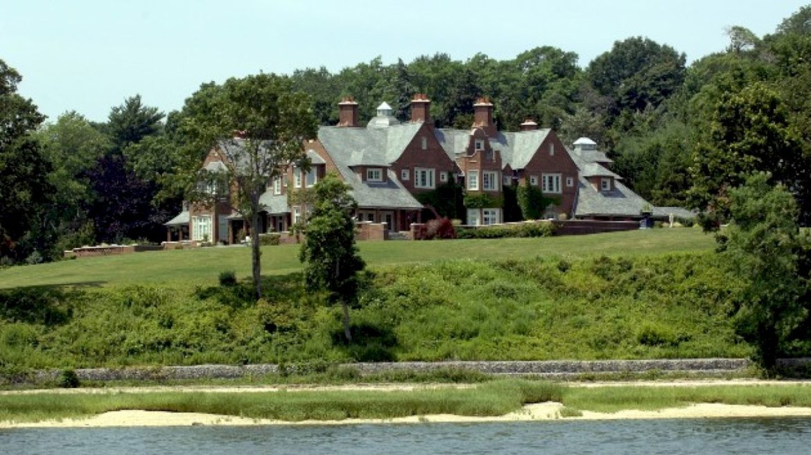 billy-joel-selling-long-island-mansion-because-the-real-estate-taxes-are-“a-lot”