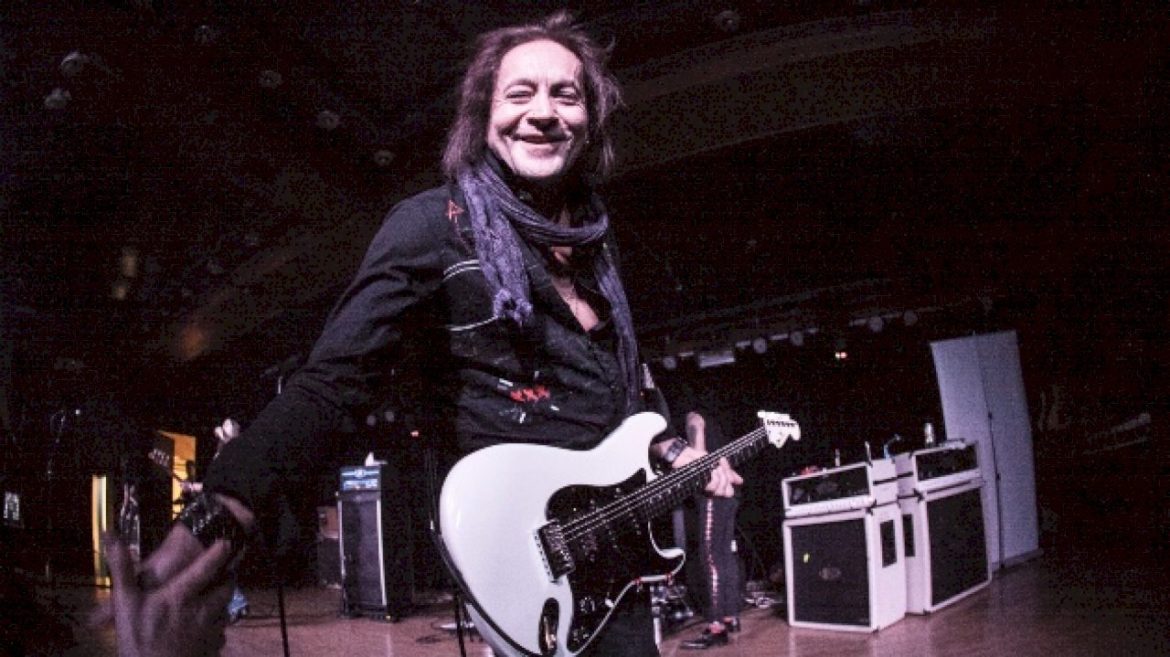 former-ozzy-osbourne-guitarist-jake-e.-lee-recovering-after-being-shot-in-las-vegas