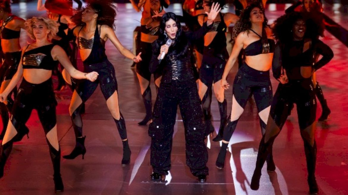 cher-performs-at-‘victoria’s-secret-fashion-show,’-will-be-inducted-into-rrhof-by-zendaya