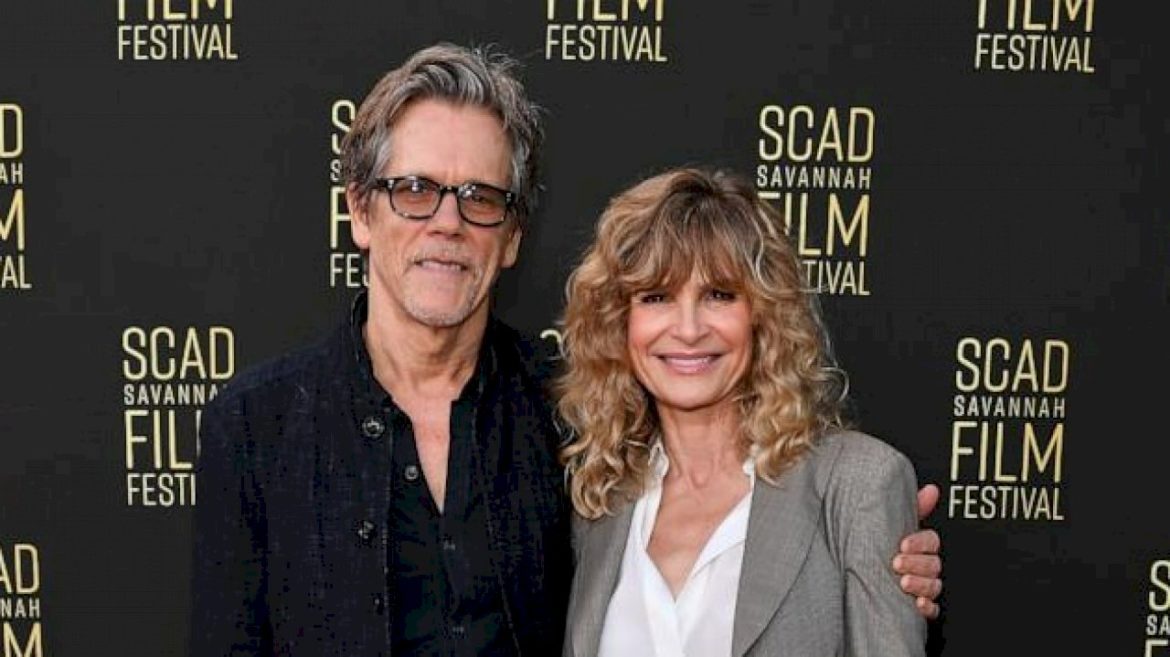 kyra-sedgwick,-kevin-bacon-do-fun-dance-while-“a-thousand-miles-away”-from-each-other