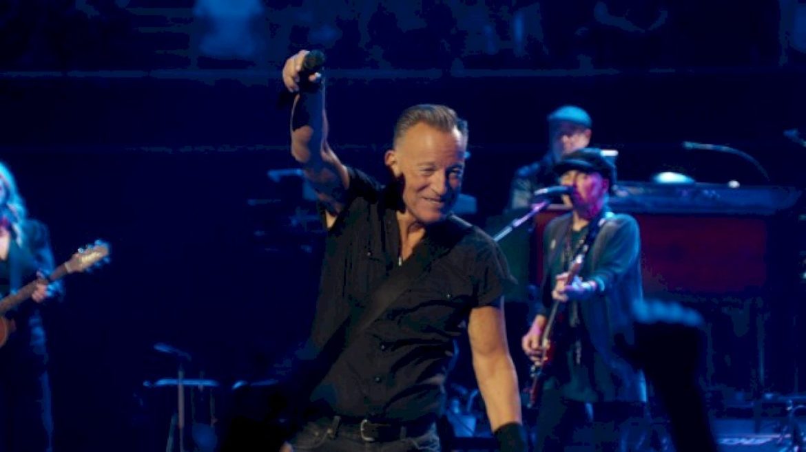 bruce-springsteen-shares-e-street-band-revelation:-“i-pay-them-a-tremendous-amount-of-money”