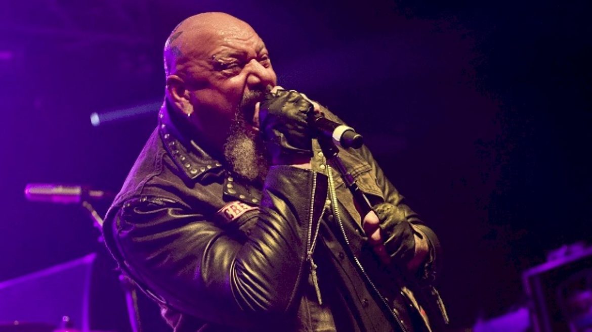 iron-maiden-honors-paul-di’anno-during-minnesota-show