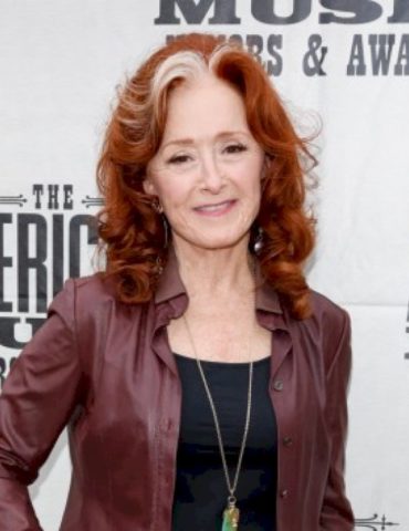 bonnie-raitt-postpones-asheville-show,-replaces-it-with-benefit-concert-in-charlotte