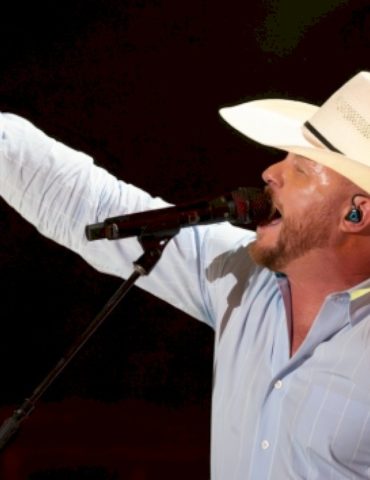 cody-johnson-takes-ownership-for-mixing-up-lyrics-onstage:-‘this-is-live-music’